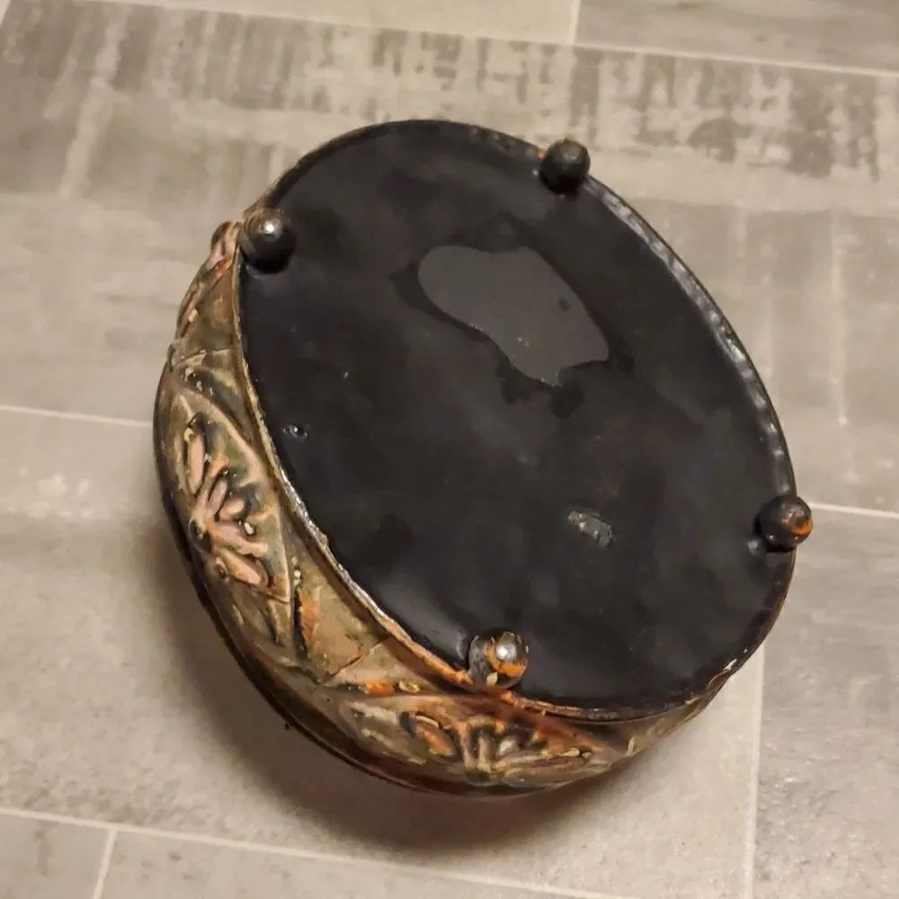 Oval Metal Distressed Trinket Box - Picture 6 of 7